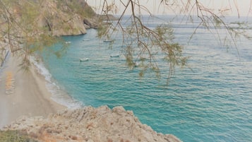 Una spiaggia nelle vicinanze, lettini da mare