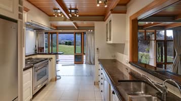 Deluxe House | Private kitchen | Fridge, stovetop, toaster, cookware/dishes/utensils