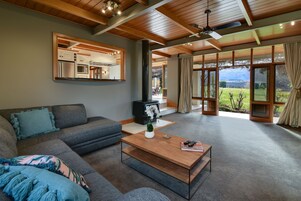 Nhà Deluxe | Khu phòng khách | TV màn hình phẳng, lò sưởi, đầu đĩa DVD 