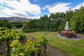Garden - Manata Lodge (Lower Shotover)
