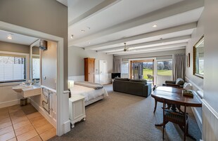 Large Studio Apartment | 1 ห้องนอน, เตียงพร้อมฟูกเสริมที่นอน, ห้องพักตกแต่งอย่างมีเอกลักษณ์