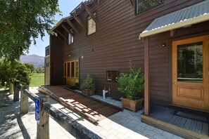 Studio Apartment | Pillowtop beds, individually decorated, individually furnished - Manata Lodge (Lower Shotover)