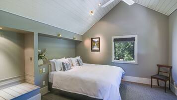 One Bedroom Apartment | Camas com colchões pillow-top, individualmente decorados