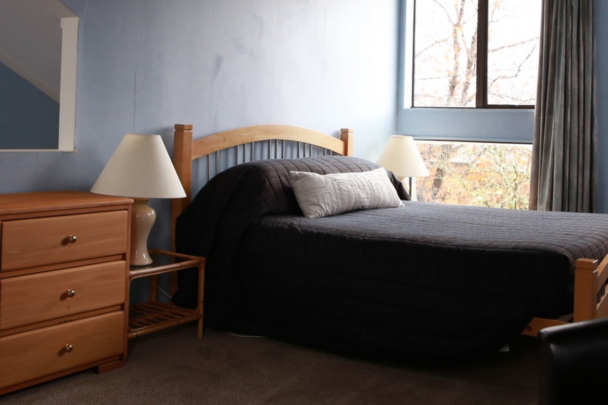 Tussock Suite | Individually furnished, desk, iron/ironing board, free WiFi