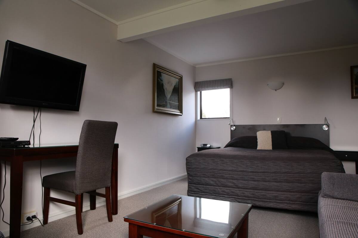 Executive-Zimmer, 1 King-Bett | Individuell eingerichtet, Schreibtisch, Bügeleisen/Bügelbrett