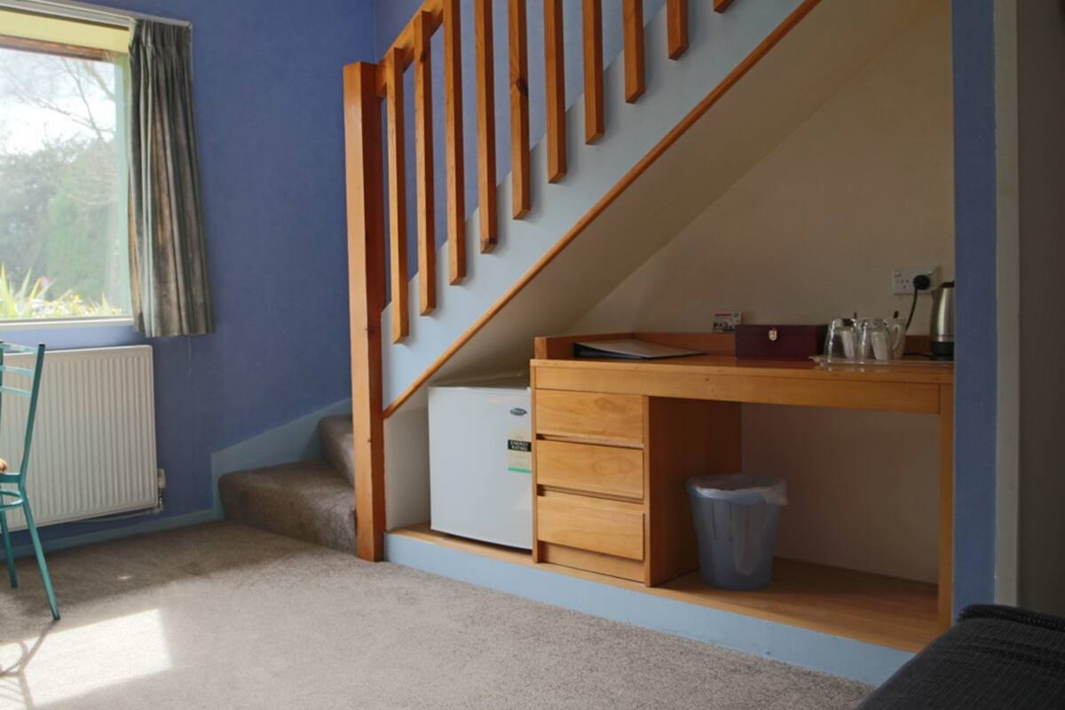 Zimmer, Zwischengeschoss | Individuell eingerichtet, Schreibtisch, Bügeleisen/Bügelbrett
