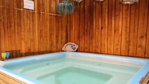 Outdoor spa tub - Tussock Grove Boutique Hotel (Ohakune)