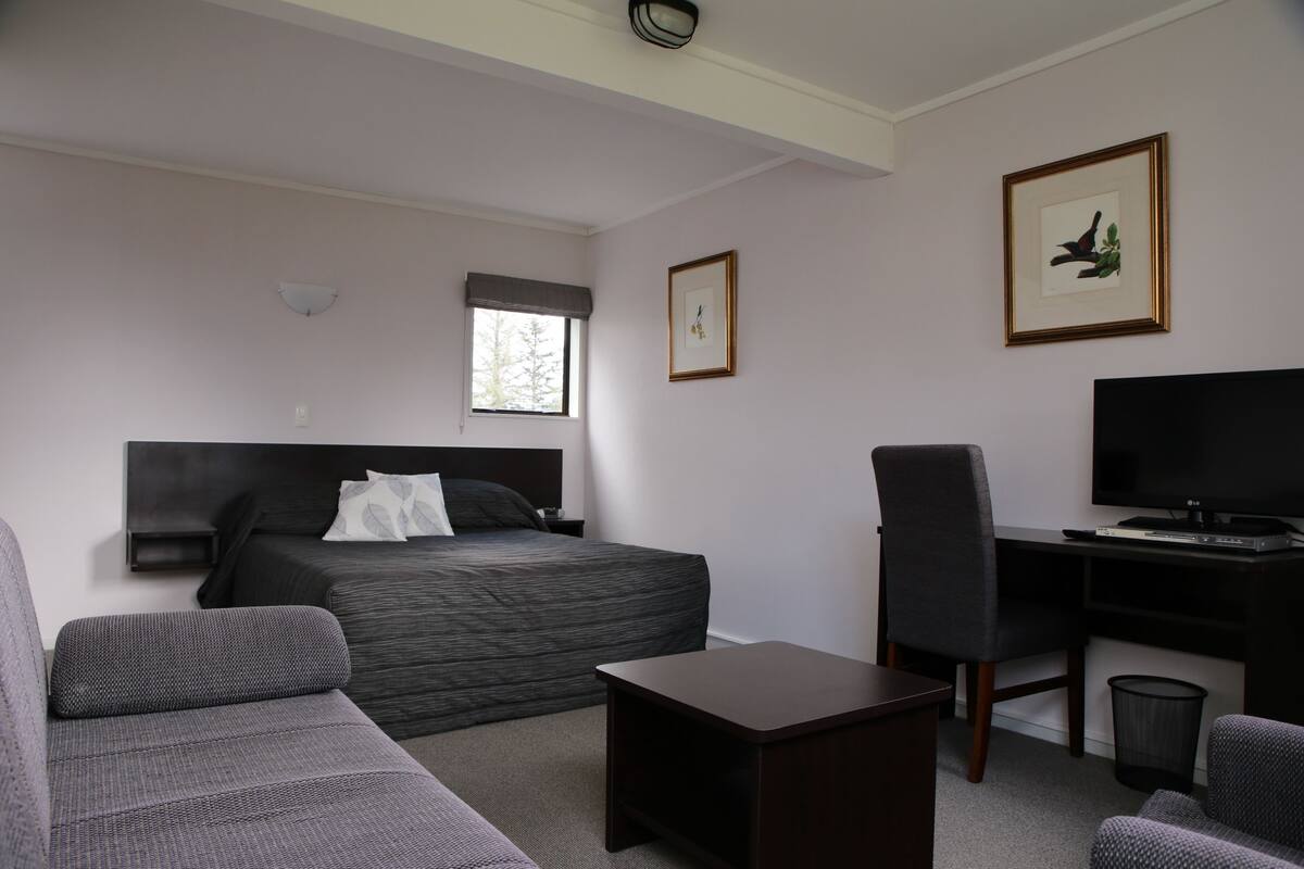 Chambre Exécutive, 1 grand lit | Ameublement personnalisé, bureau, fer et planche à repasser