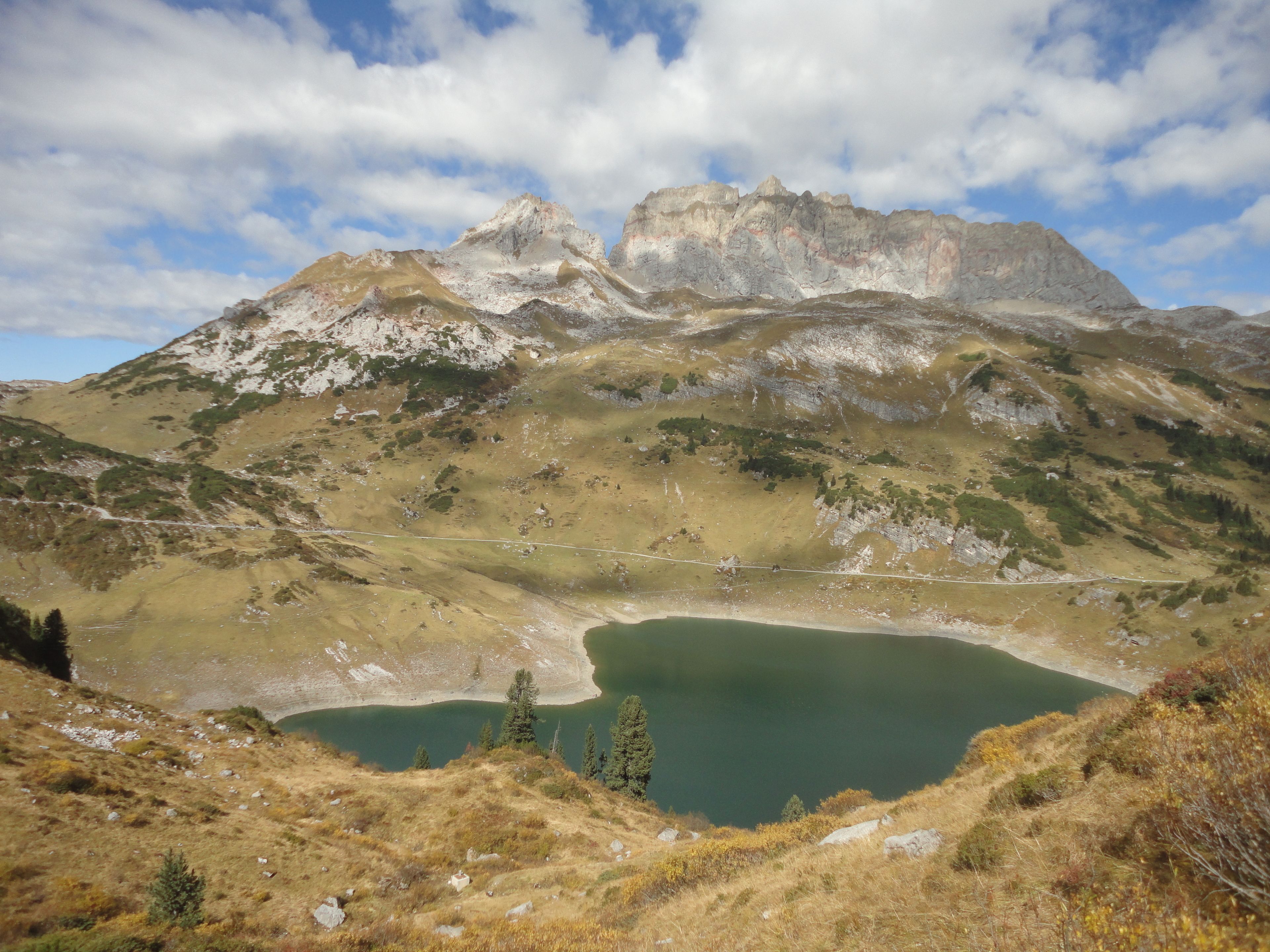 Un paisaje montañoso con un lago y cielo despejado.