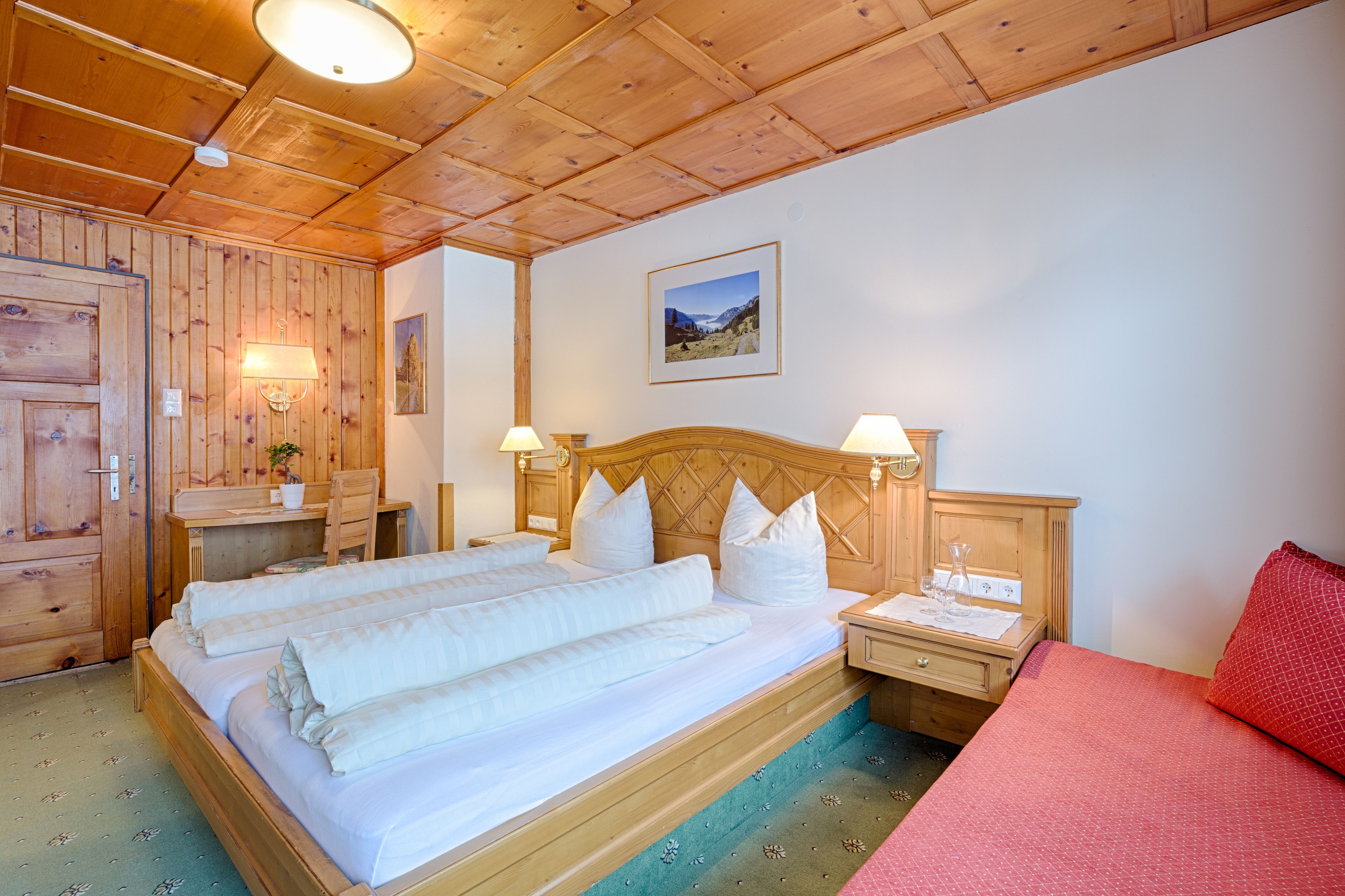 家庭房 | 防过敏的被褥、记忆海绵床垫、客房内保险箱、办公桌