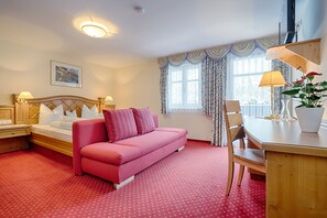 Hypo-allergenic bedding, memory-foam beds, in-room safe, desk - Landhaus Walch (Innerbraz)