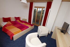 Standard Room, 2 Twin Beds | Hypo-allergenic bedding, in-room safe, desk, rollaway beds - Hotel Restaurant Walliser Sonne (Goms)