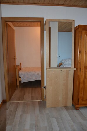 Hypo-allergenic bedding, in-room safe, desk, rollaway beds - Hotel Restaurant Walliser Sonne (Goms)