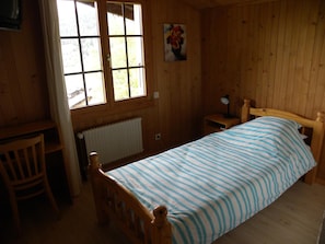 Hypo-allergenic bedding, in-room safe, desk, rollaway beds
