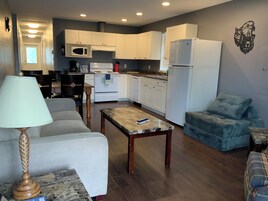 Cottage B | Área de estar | TV 32 polegadas com canais a cabo