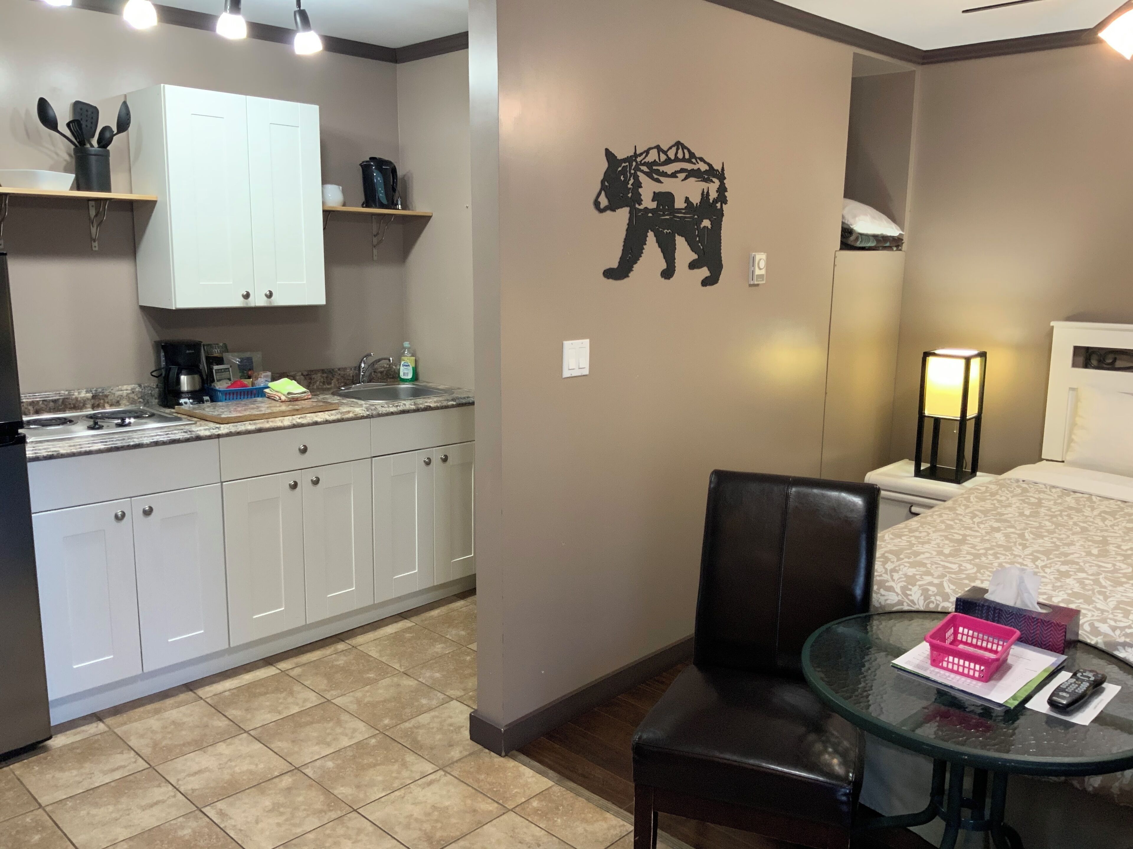 Chambre, 1 grand lit | Lit avec matelas à plateau-coussin, fer et planche à repasser