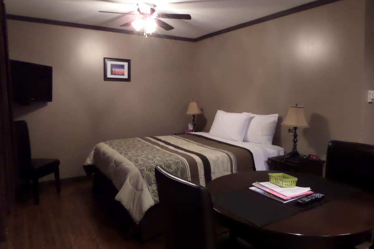 1 bedroom, pillowtop beds, iron/ironing board, free WiFi