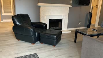 Cottage A | Area soggiorno | TV 32 pollici con canali via cavo