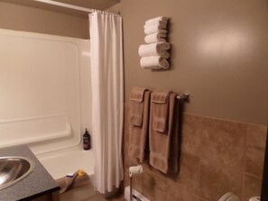Habitación, 1 cama de matrimonio | Baño | Secador de pelo y toallas