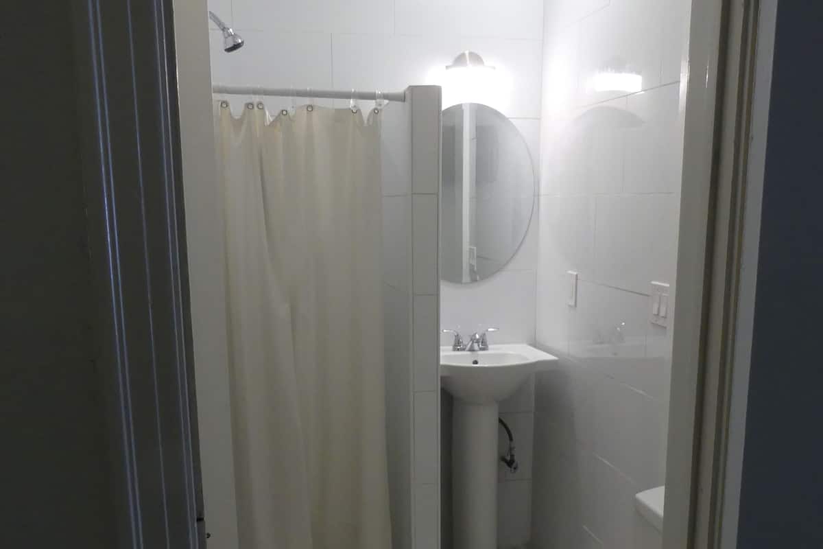 Combined shower/tub, hair dryer, towels