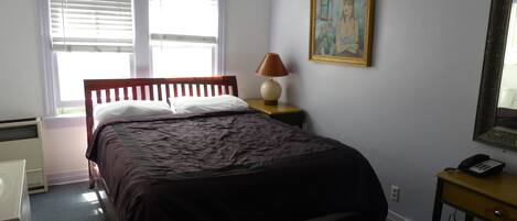 Rom – standard, 1 dobbeltseng | Individuelt innredet, strykejern/-brett, wi-fi (inkludert) og sengetøy