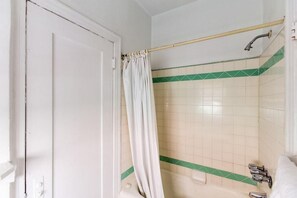 シャワー付き浴槽、ヘアドライヤー、タオル