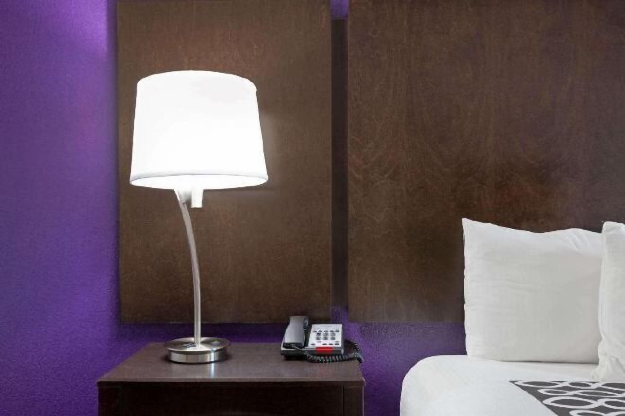 Escritorio, espacio para trabajar con laptop y cortinas blackout 