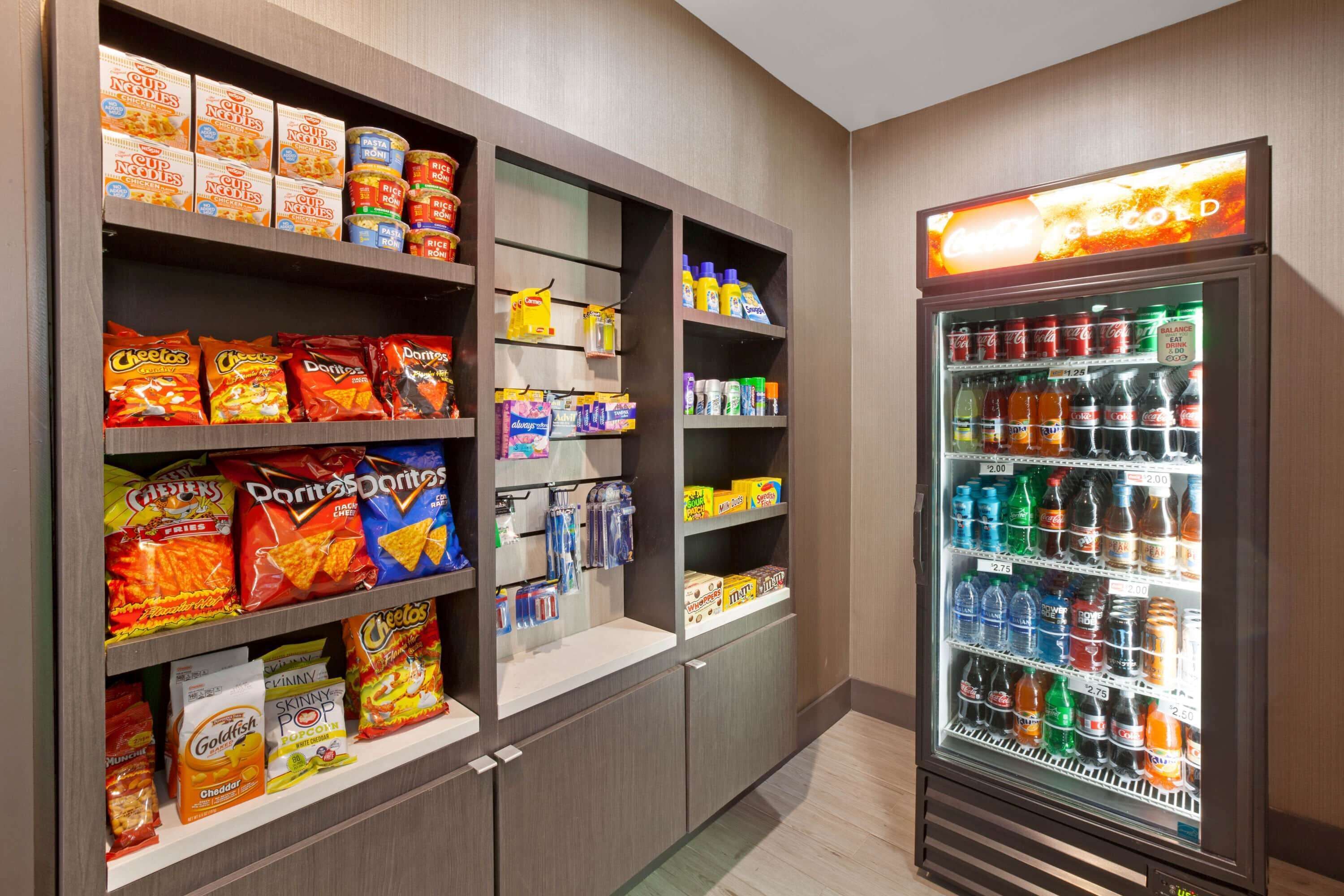Een automaat met snacks en dranken, met verschillende snacks en een gekoeld drankdispenser.