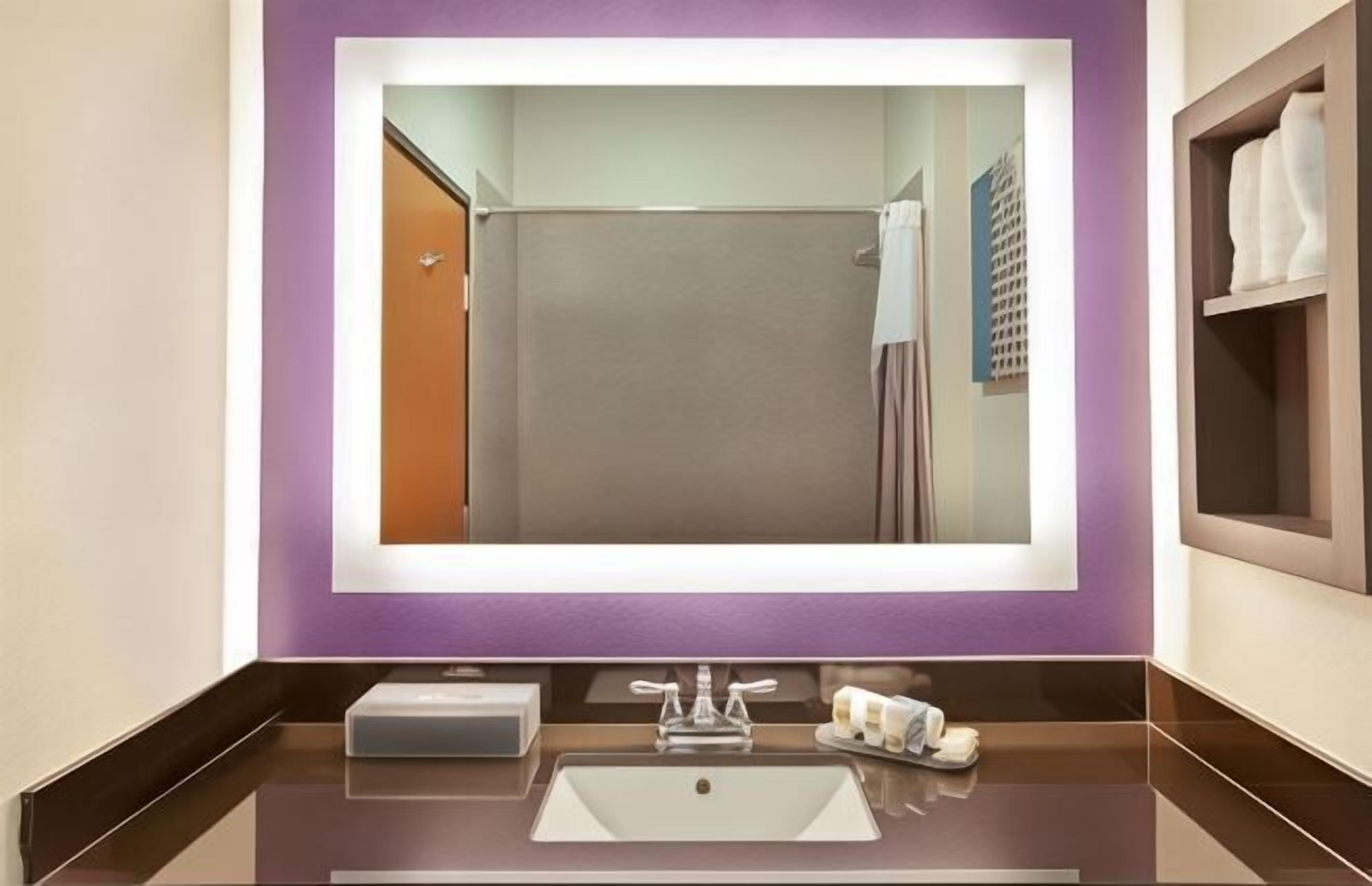 Bad | Kombinert dusj/badekar, hårføner og håndklær