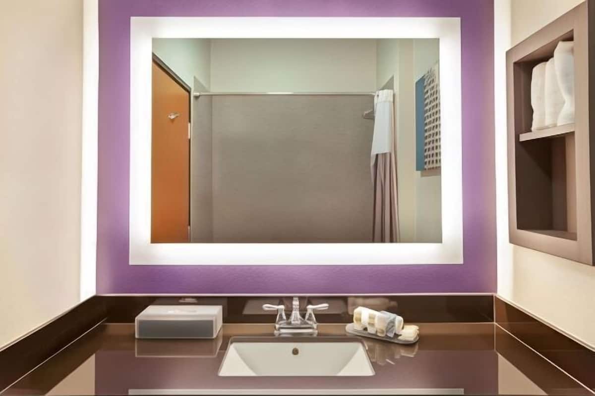 Bad | Kombinert dusj/badekar, hårføner og håndklær