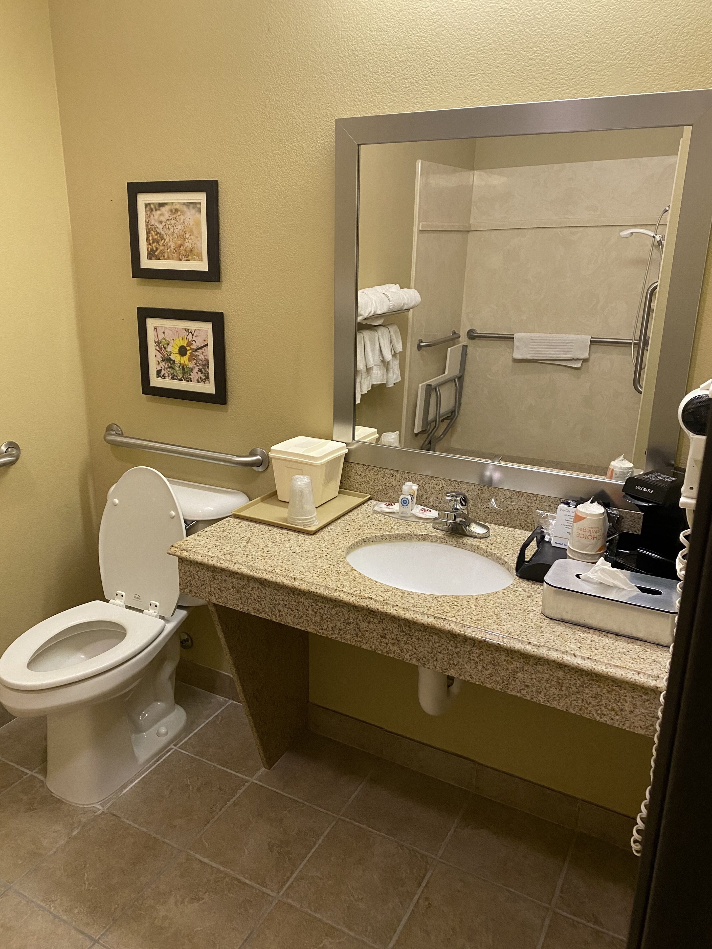 combined shower/bathtub, hair dryer, towels