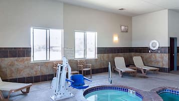 Kolam renang indoor, dengan kursi berjemur