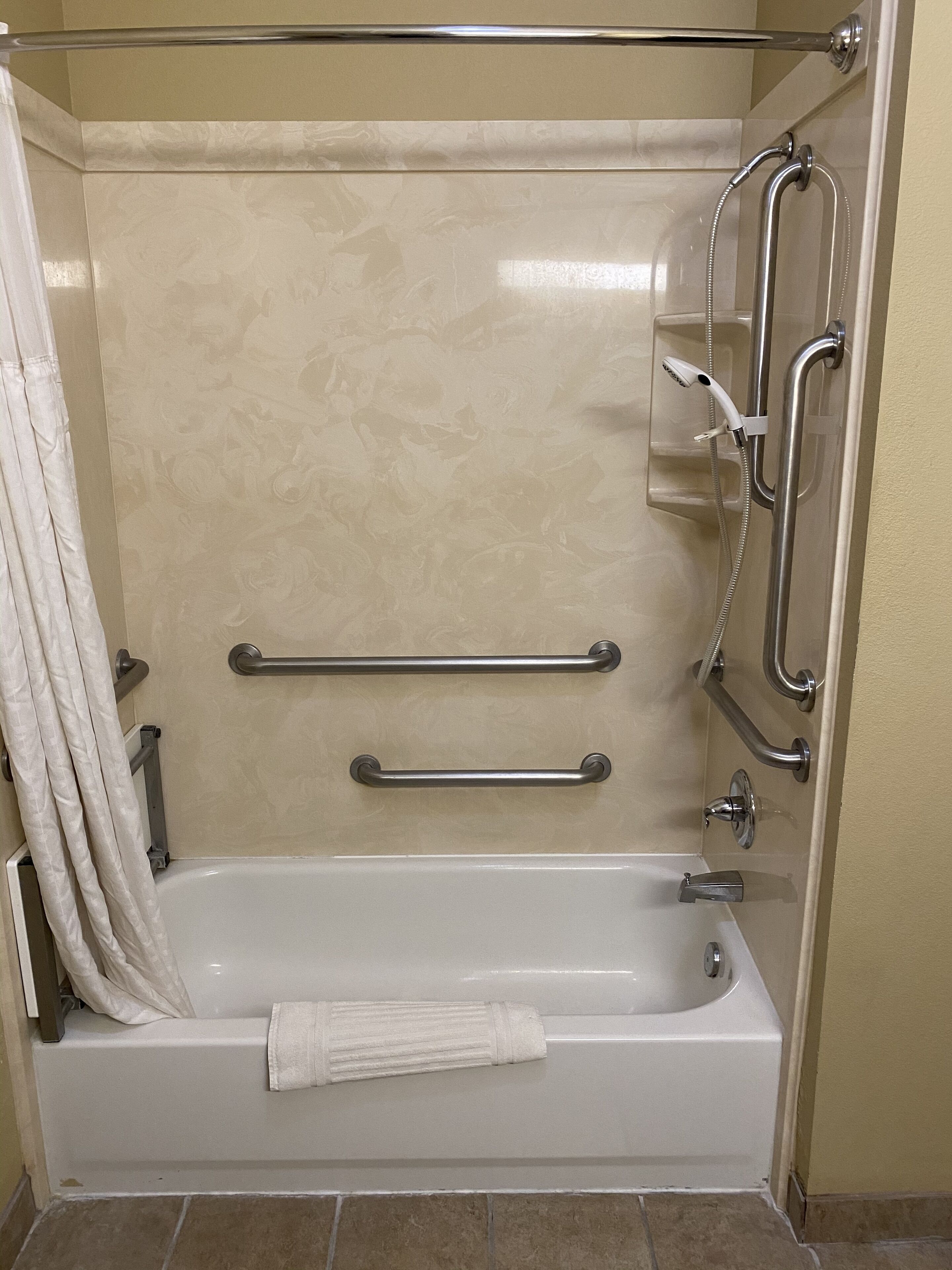 combined shower/bathtub, hair dryer, towels
