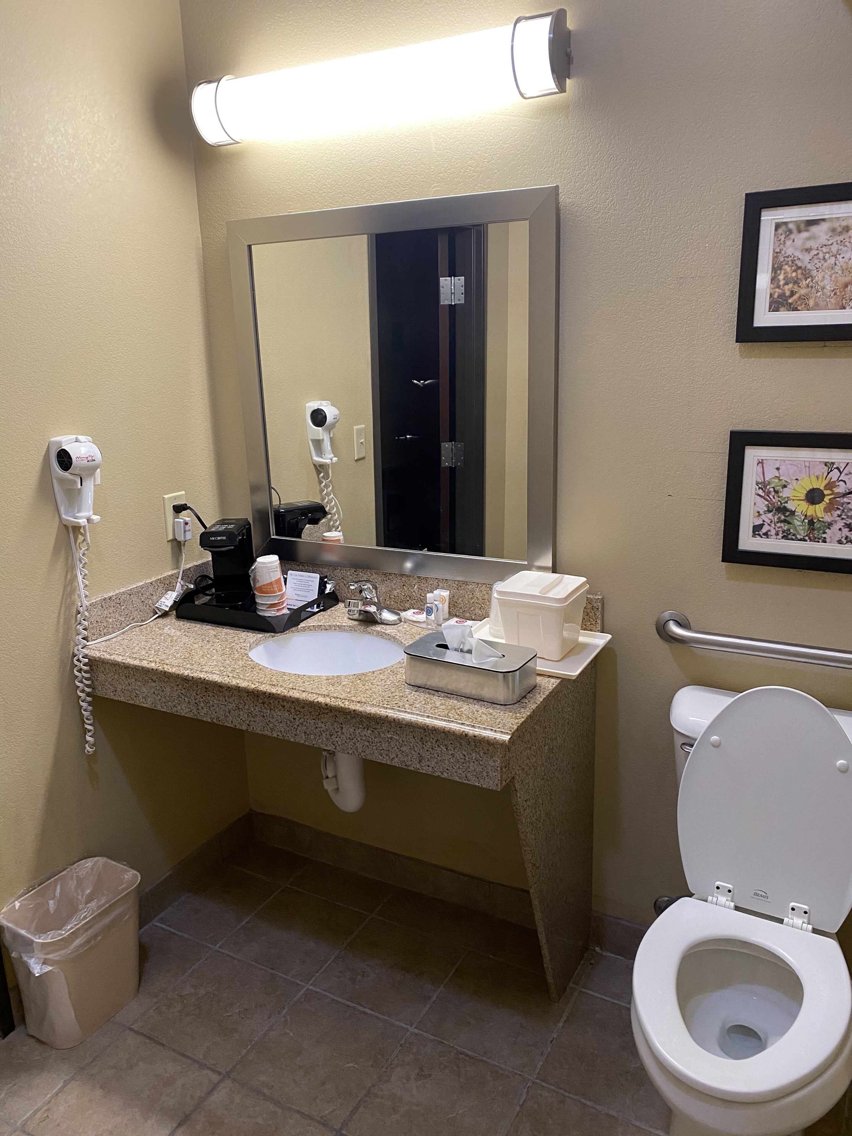 combined shower/bathtub, hair dryer, towels