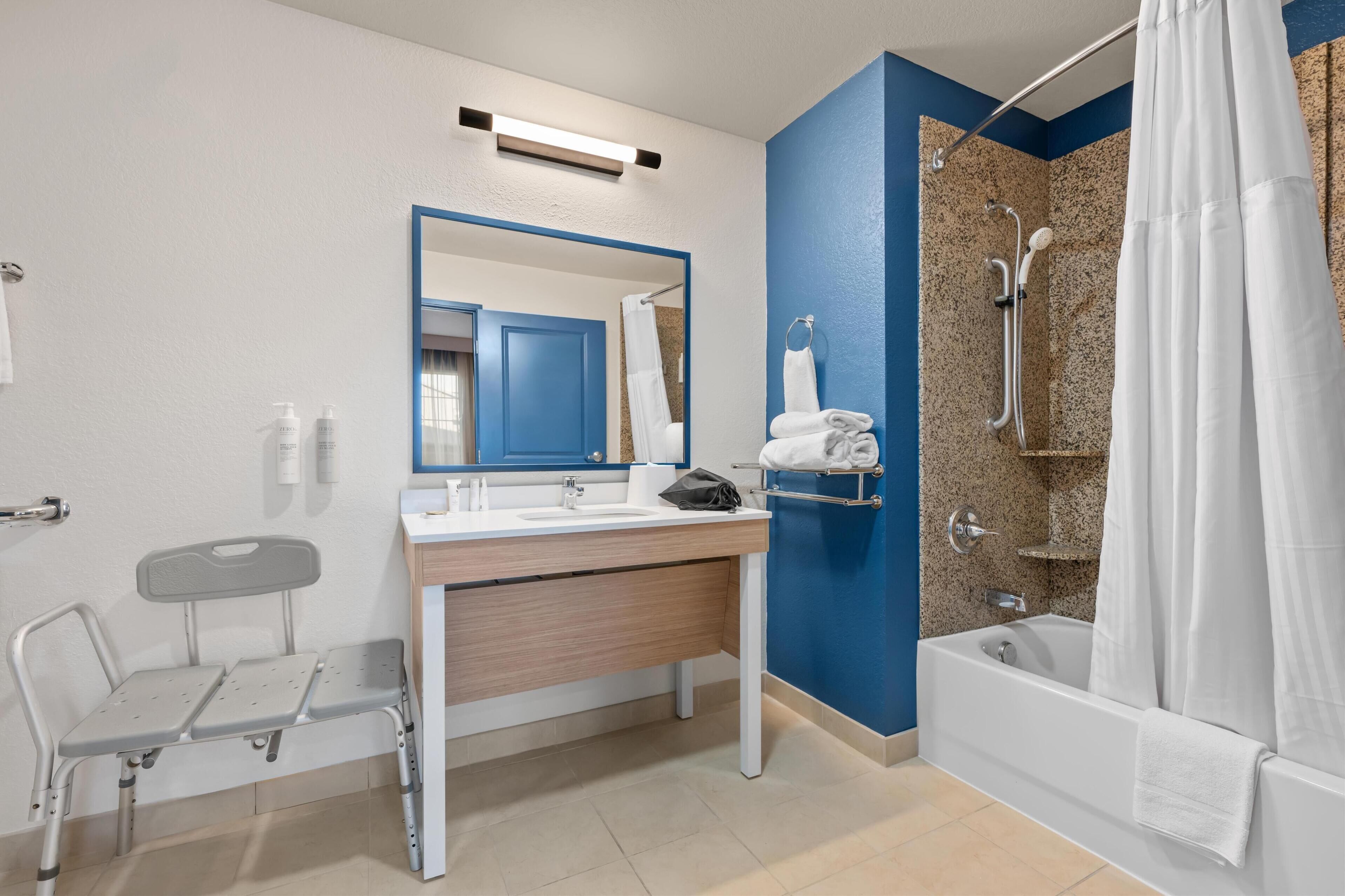 Suite, 1 cama de matrimonio grande, accesible para personas con discapacidad | Baño | Artículos de higiene personal gratuitos, secador de pelo y toallas