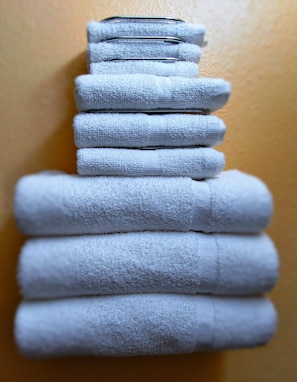 Duschwanne, kostenlose Toilettenartikel, Haartrockner, Handtücher