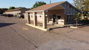 Front of property - Countryside Inn (Malakoff)