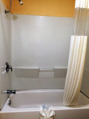 Bathroom shower - Countryside Inn (Malakoff)
