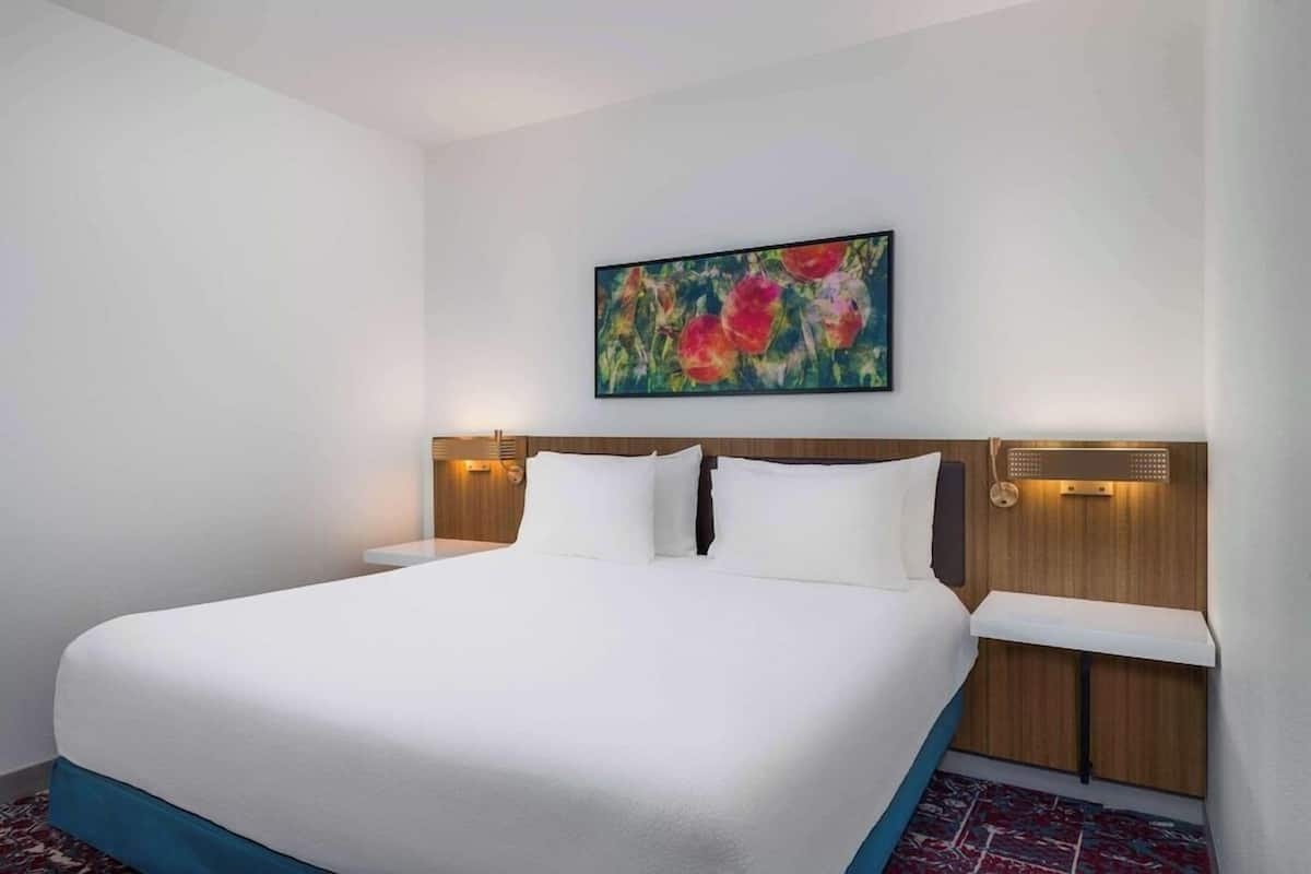 Premium bedding, in-room safe, cribs/infant beds, rollaway beds