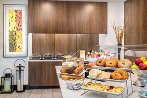 Se ofrece un desayuno a la carta todos los días (por un coste adicional)
