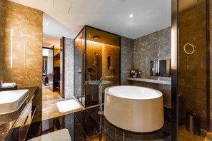 1 chambre, minibar, coffres-forts dans les chambres, bureau