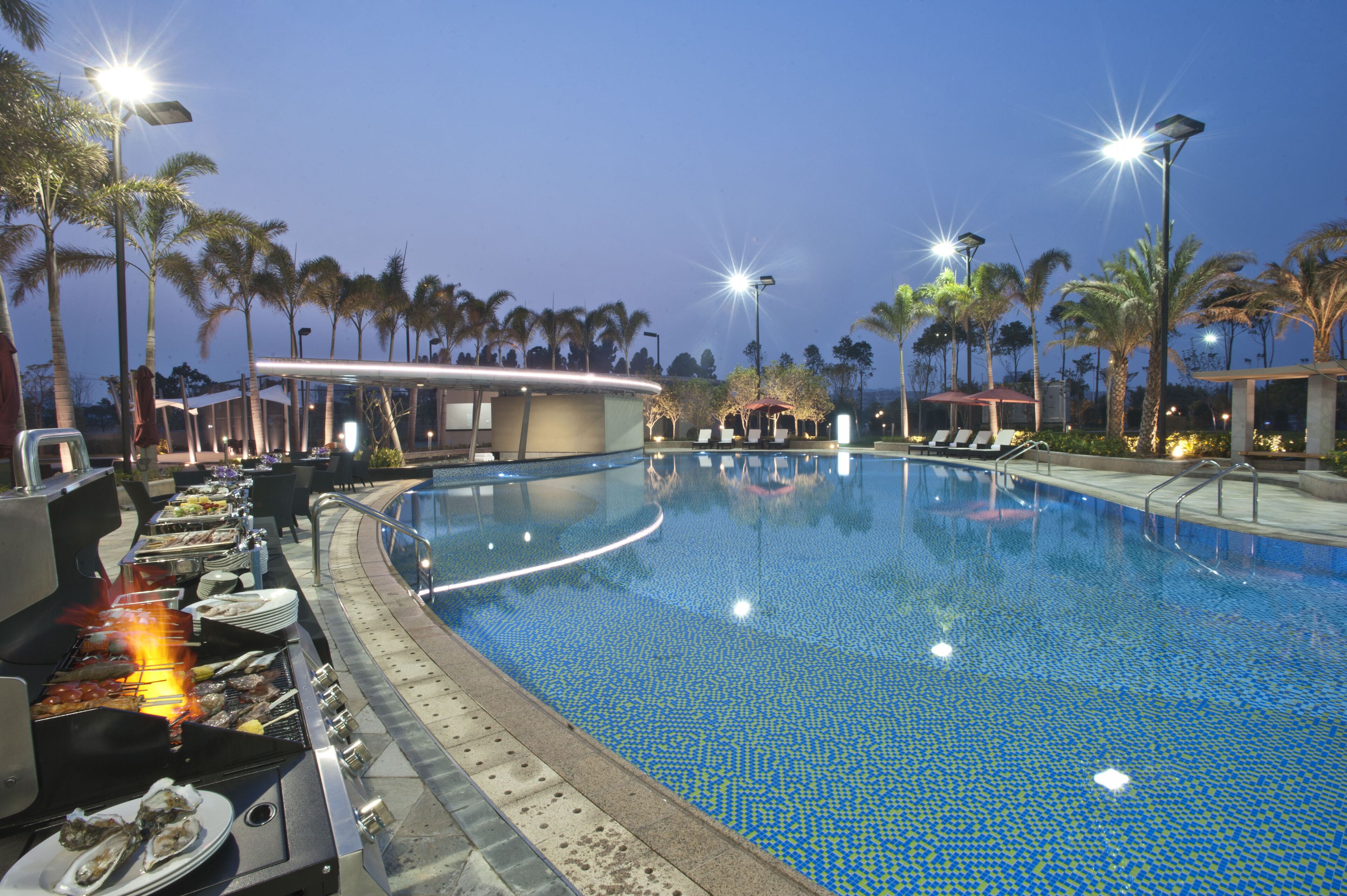 室内游泳池，室外游泳池，07:00 至 21:00 开放, 池畔遮阳伞, 日光浴躺椅