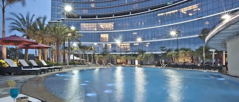 Inomhuspool, utomhuspool, parasoller och solstolar