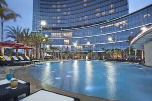 室內泳池、室外泳池；07:00 至 21:00 開放；泳池傘、躺椅