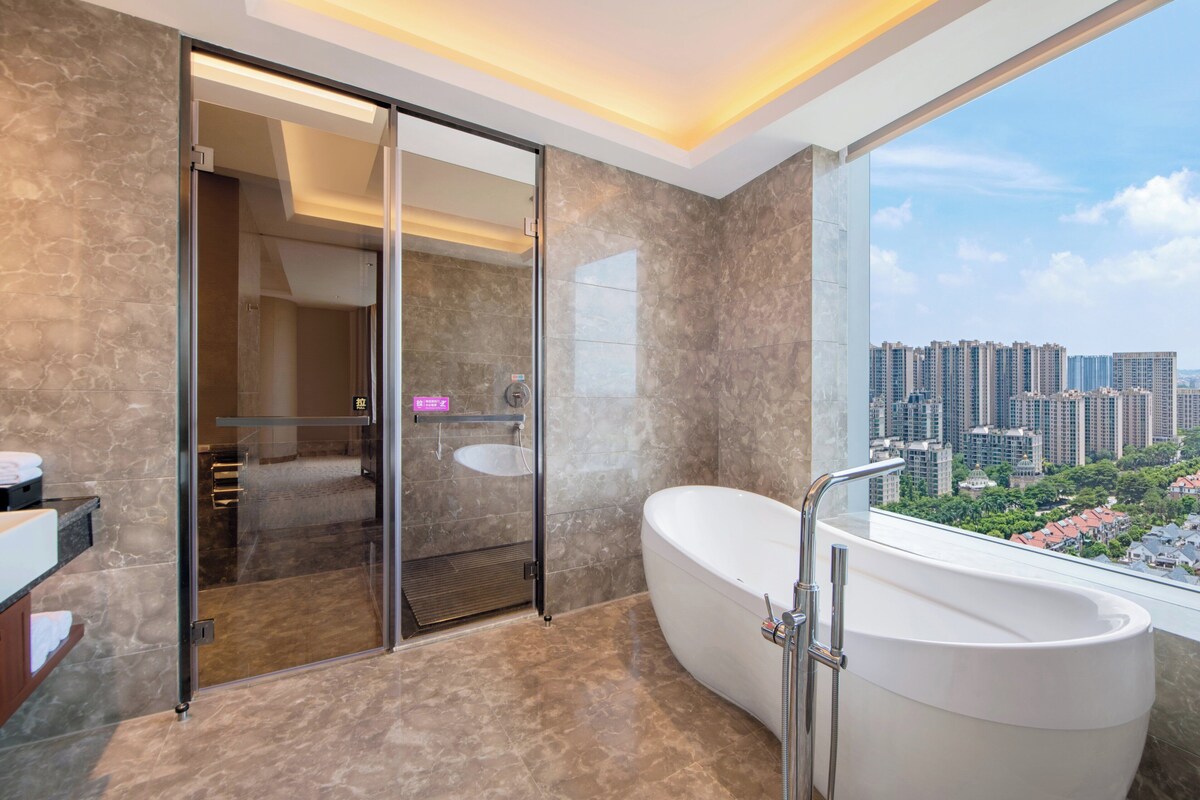Standard Room, 1 King Bed, Club lounge access (Lounge Access) | Room amenity