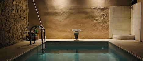 Piscine extérieure (ouverte en saison), parasols de plage