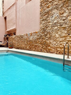 Seasonal outdoor pool, pool umbrellas, sun loungers - Art Suites Athens (Athens)