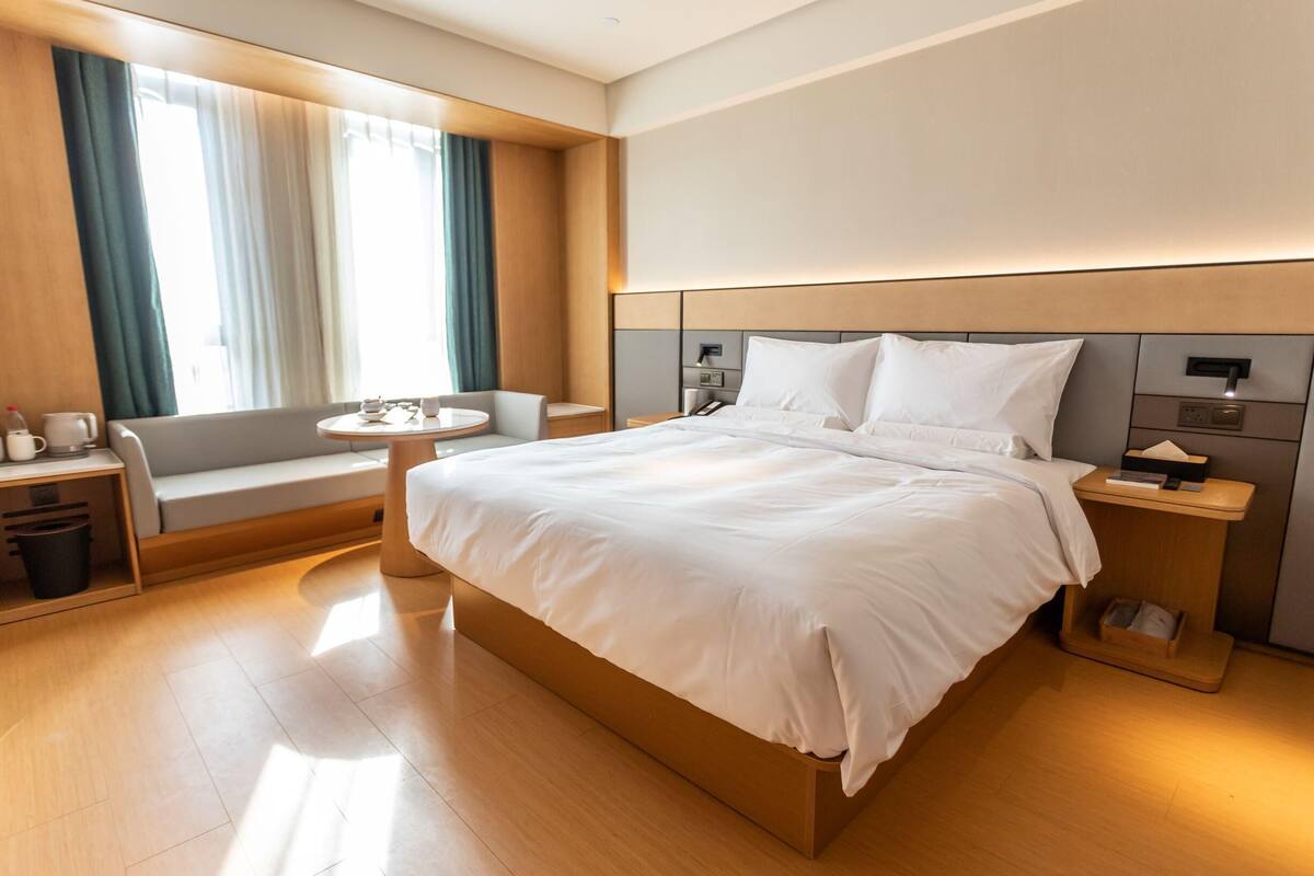 Minibar, in-room safe, desk, cribs (free)