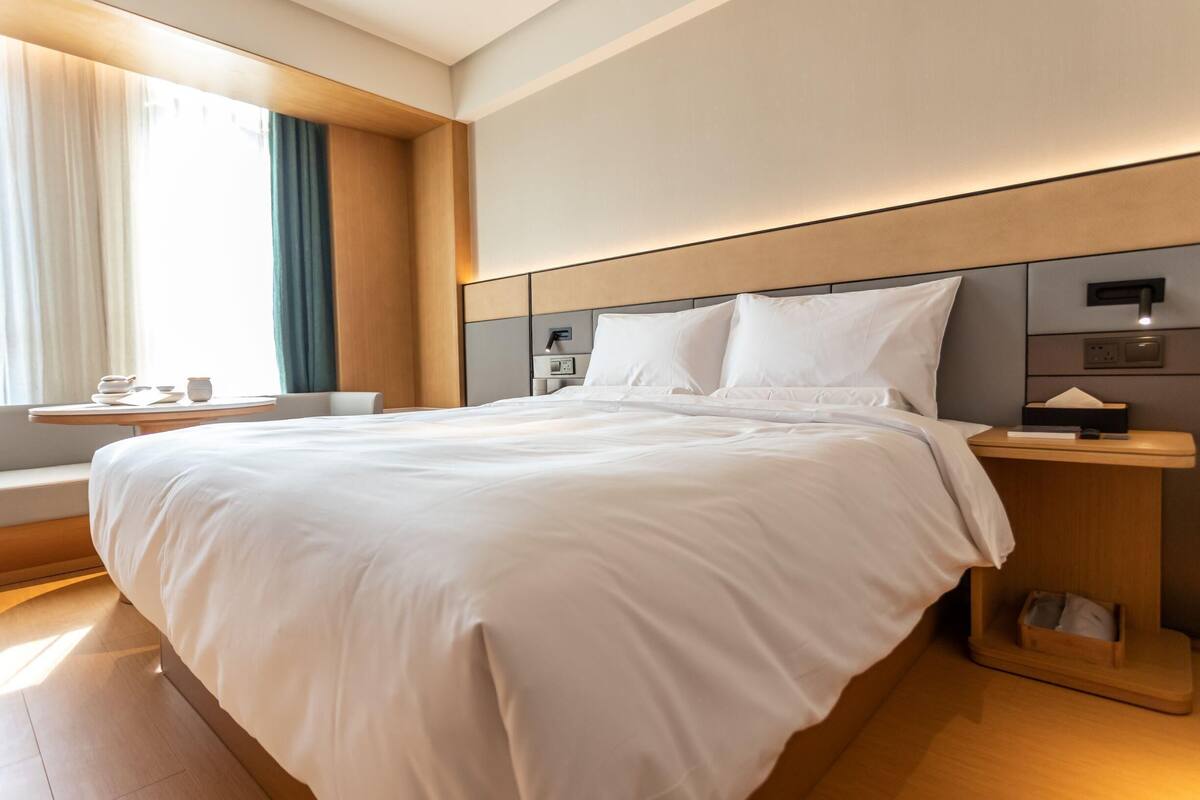 Minibar, in-room safe, desk, cribs (free)
