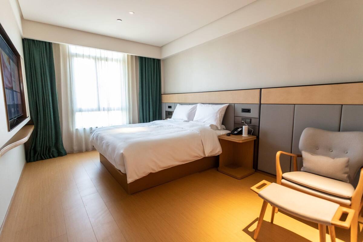 Minibar, in-room safe, desk, cribs (free)